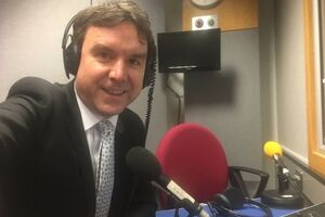 Гріффітс подав у відставку після скандалу