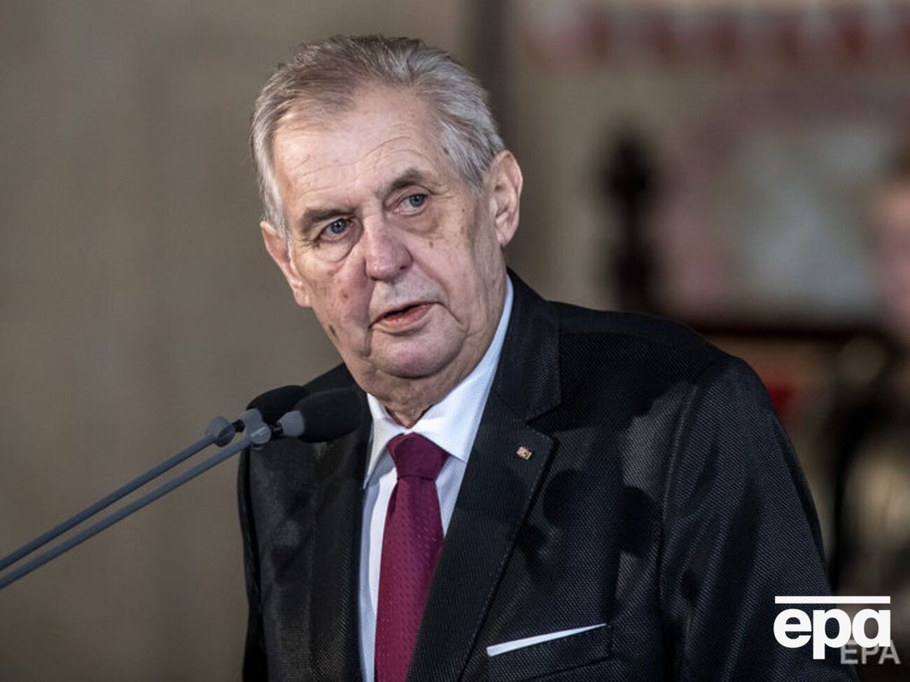 ЗМІ пишуть, що у Земана проблеми зі здоров'ям, через що йому важко стояти