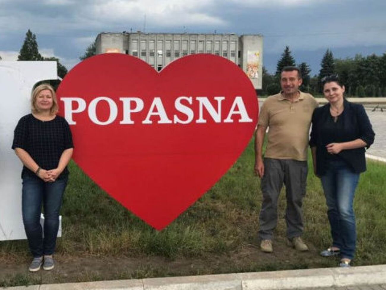 Геращенко (слева) съездила на Донбасс