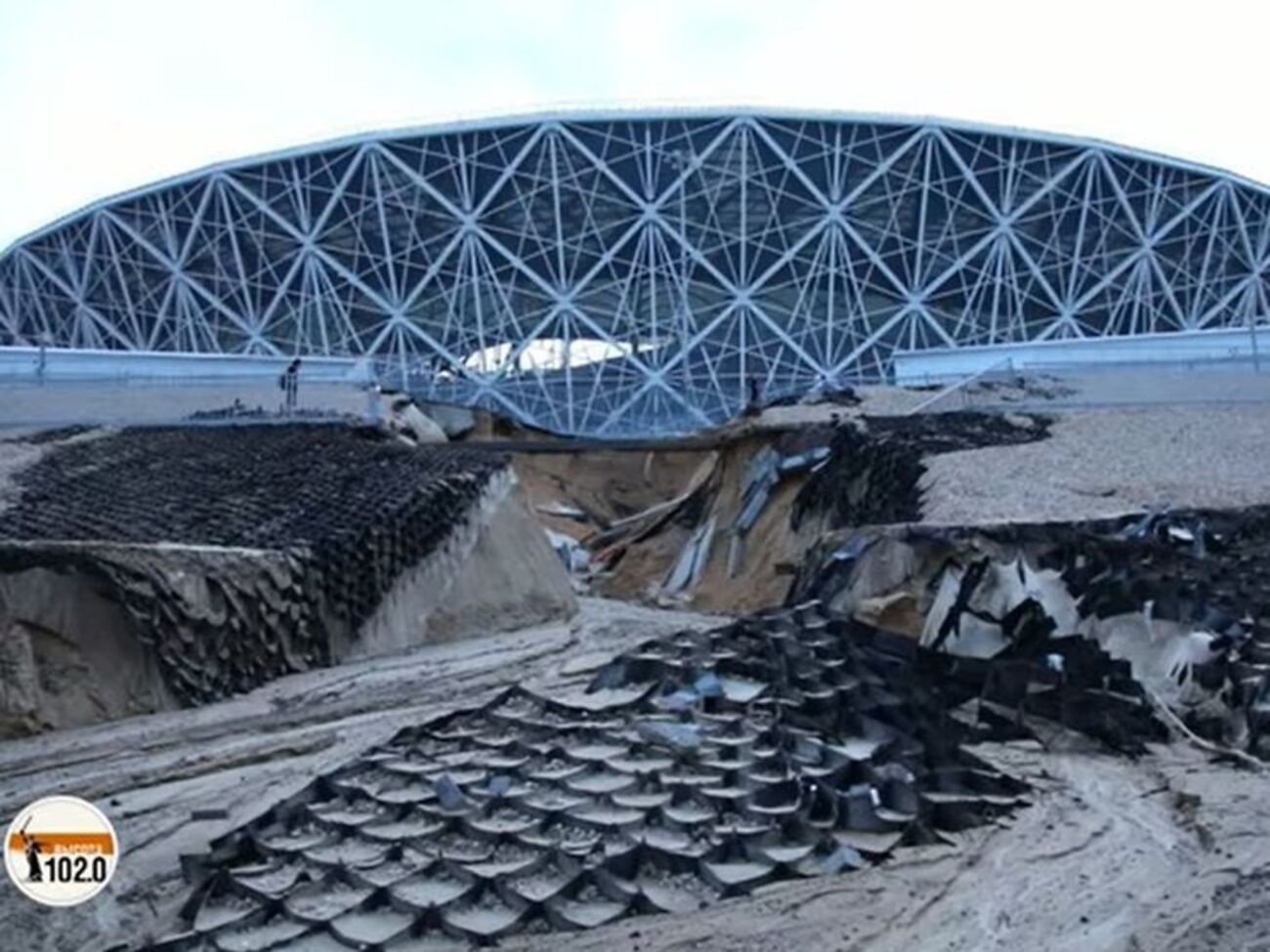 Один зі схилів стадіону розмило дощем