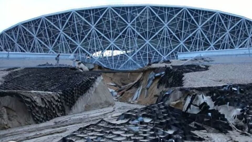 Один зі схилів стадіону розмило дощем