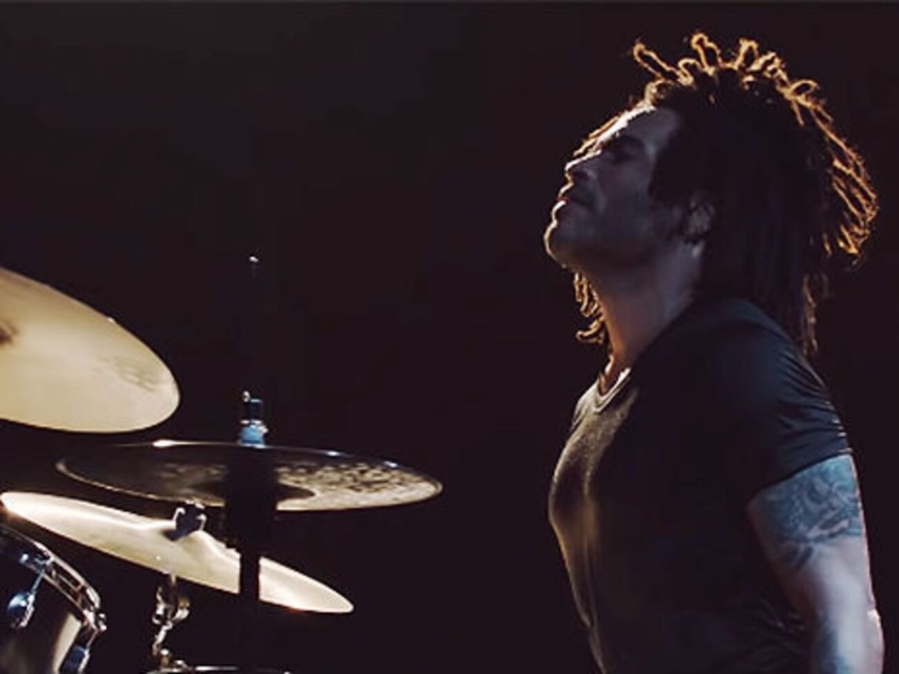 Кравиц сыграл на барабанах в новом ролике