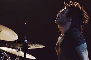 Кравиц сыграл на барабанах в новом ролике