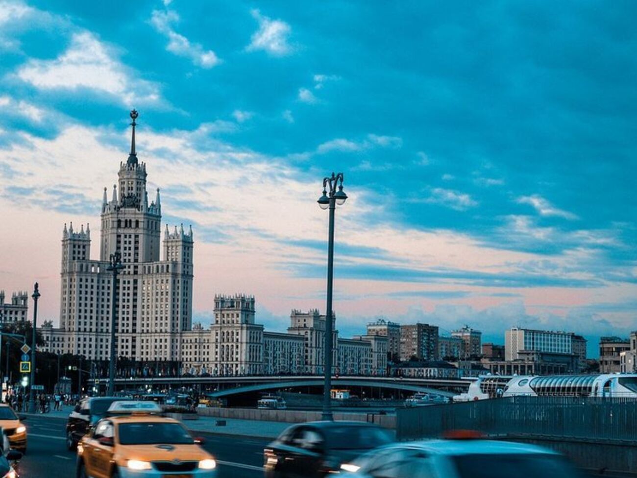 На месте взрыва в Москве работают бригады "скорой помощи", а также санитарные вертолеты