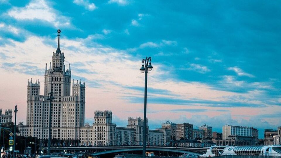 На месте взрыва в Москве работают бригады "скорой помощи", а также санитарные вертолеты