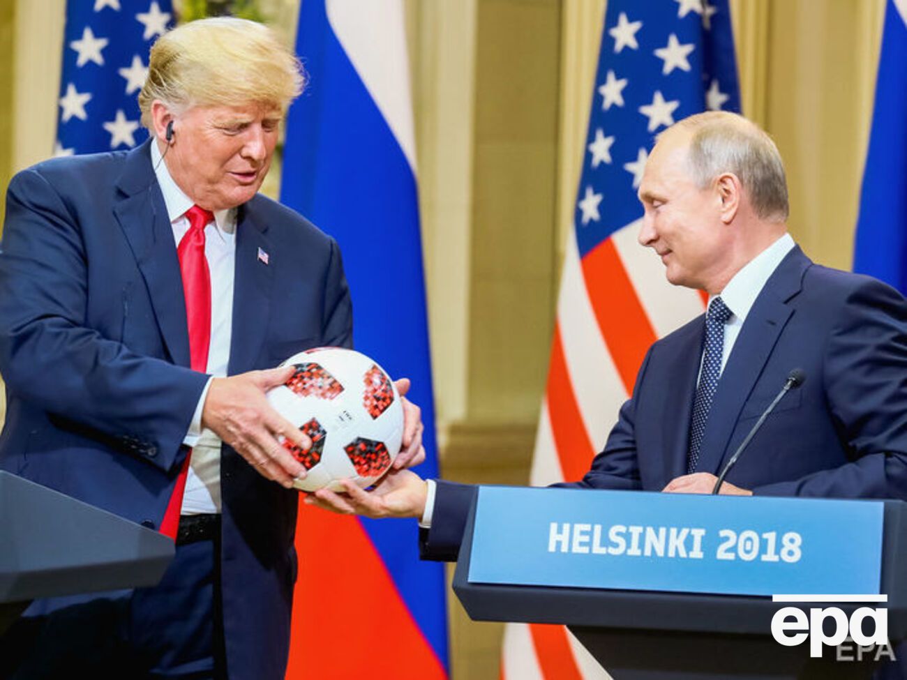 Путин вручил Трампу символ ЧМ 2018
