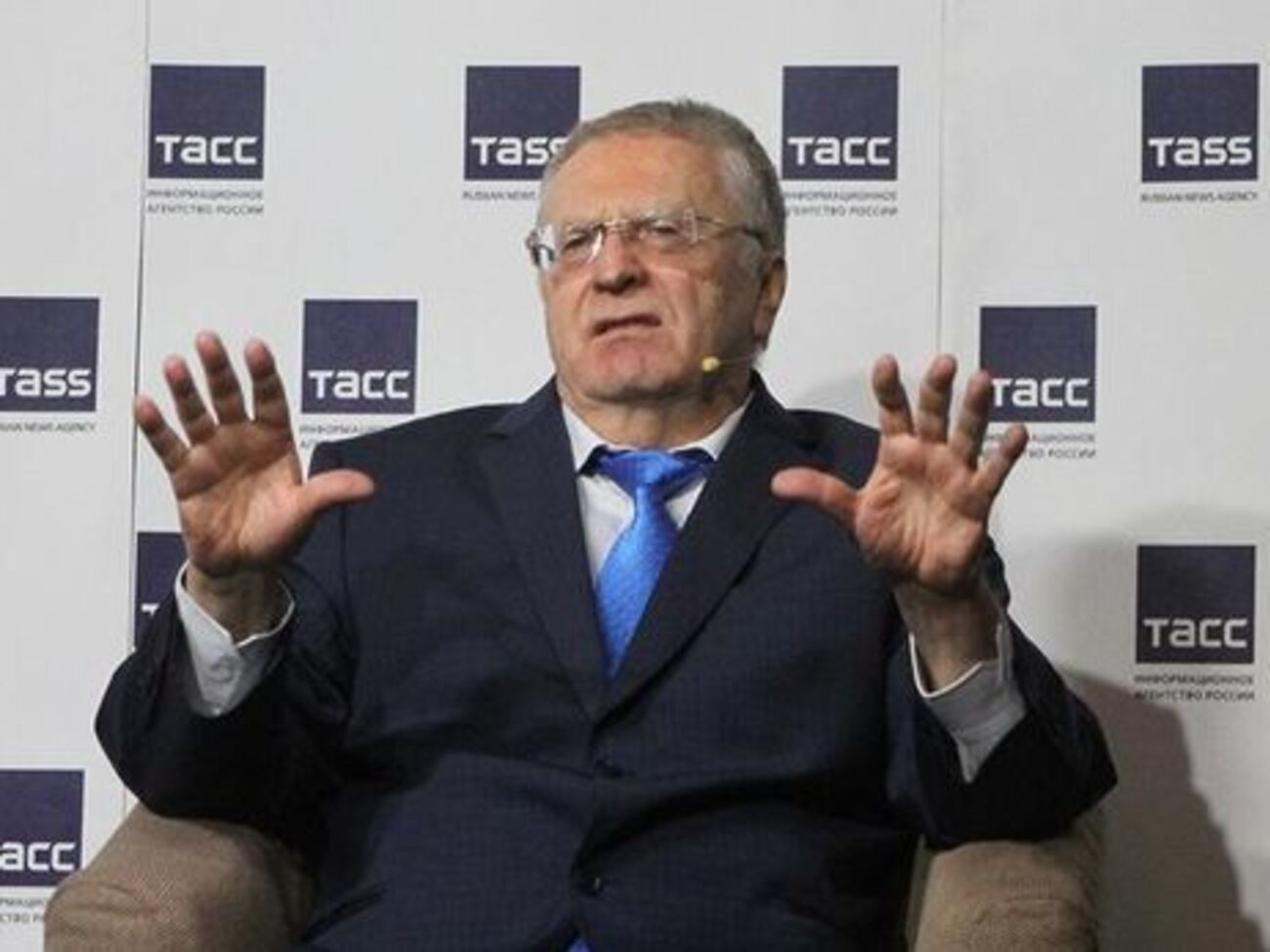 Жириновский несколько раз ударил обидчика