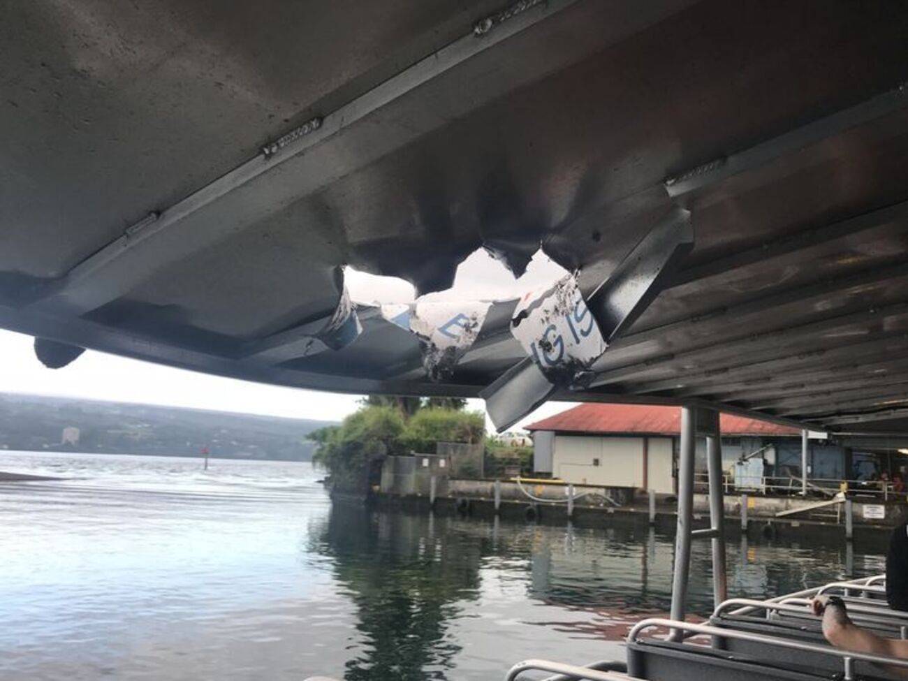 "Вулканическая бомба" пробила крышу судна