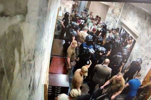 Невідомі прорвалися в хол офісу НАБУ
