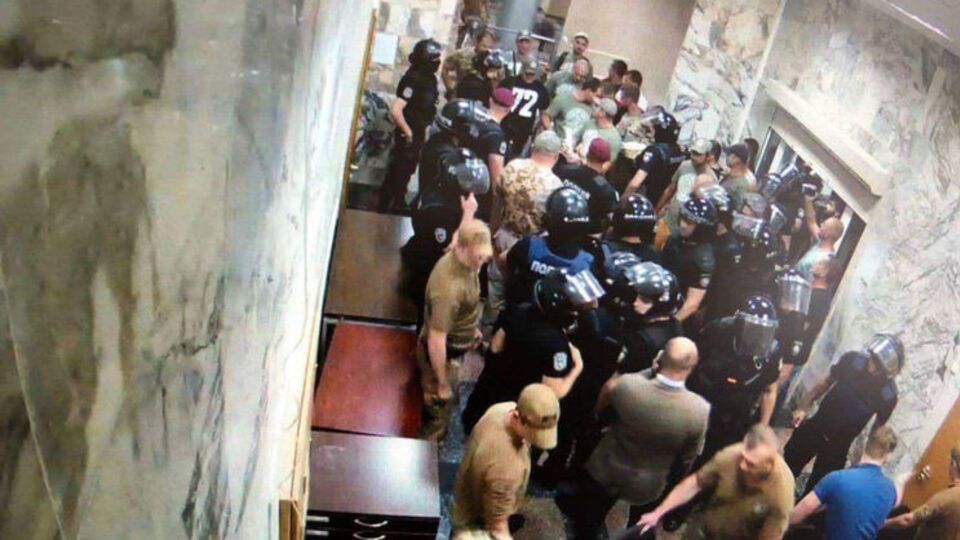 Неизвестные прорвались в холл офиса НАБУ