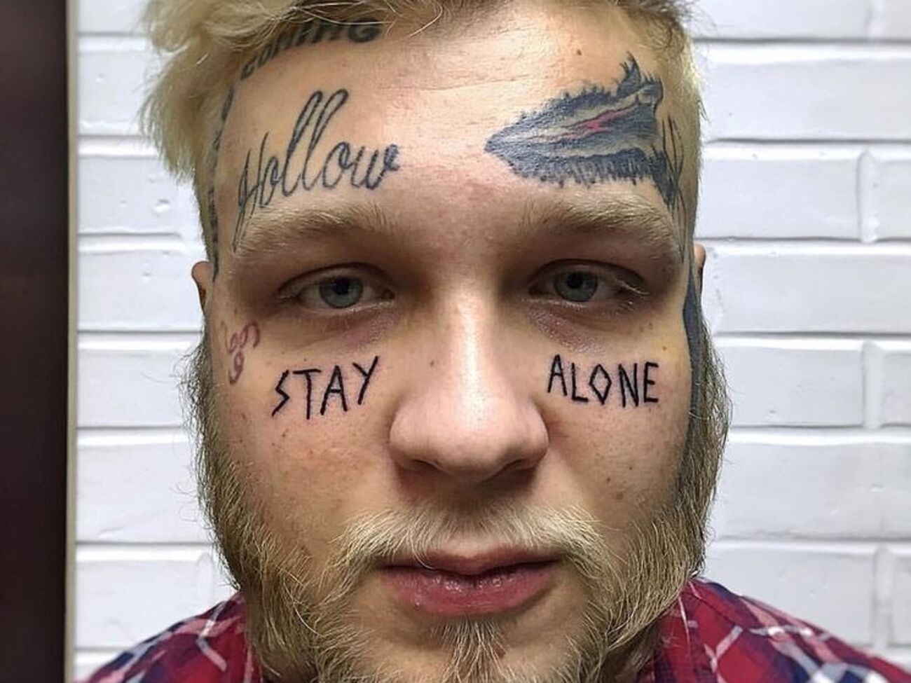 На лице Дениса Шальных есть несколько татуировок
