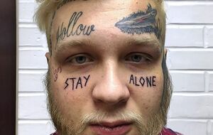 На лице Дениса Шальных есть несколько татуировок