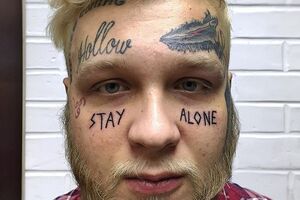 На лице Дениса Шальных есть несколько татуировок