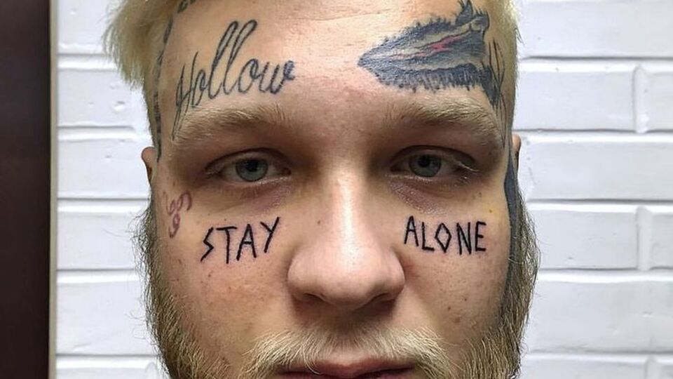 На обличчі Дениса Шальних є кілька татуювань