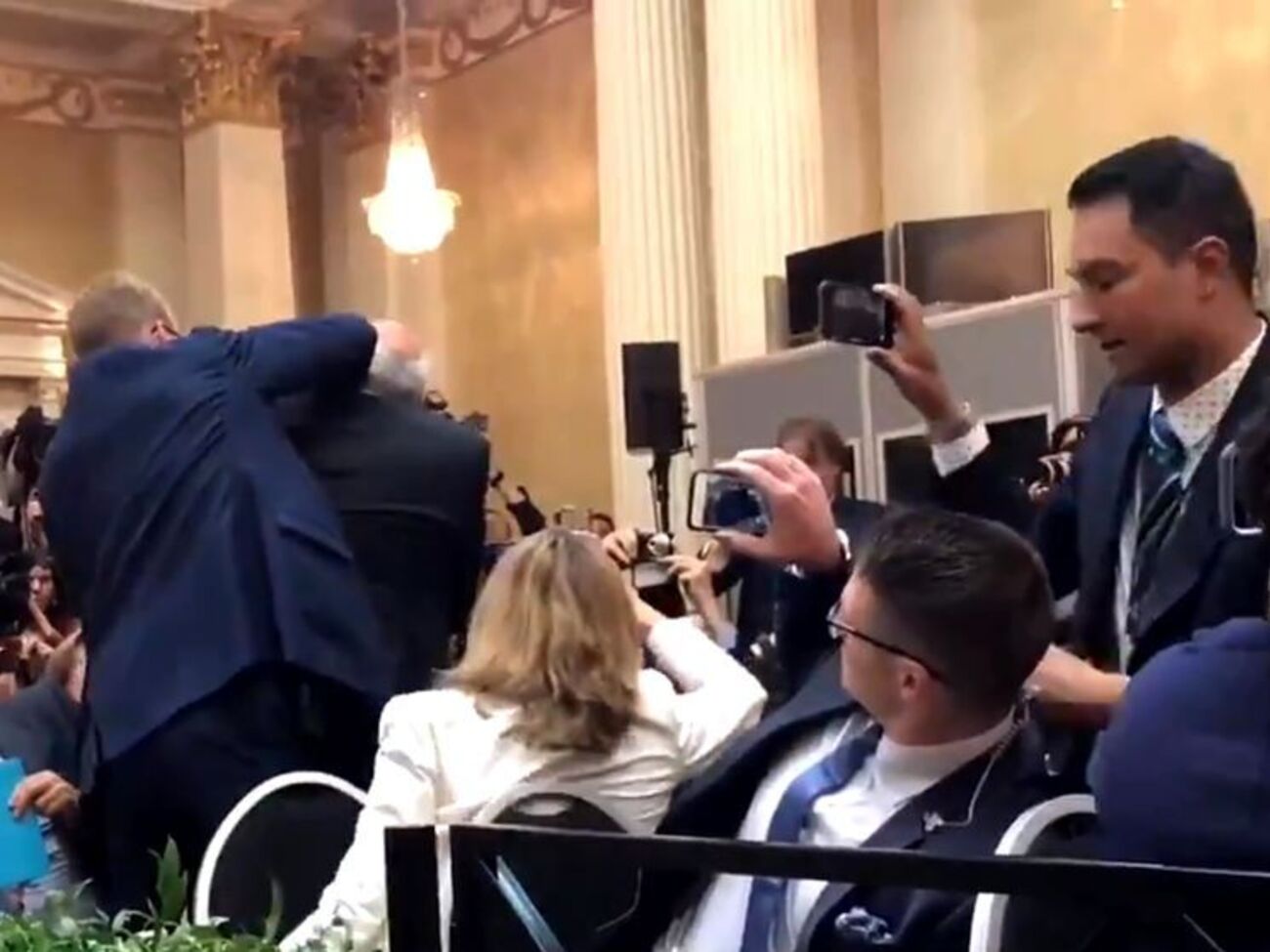 Сперва журналиста силой вывели из зала, но он вернулся