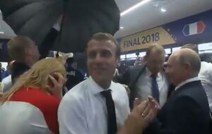 Путіна сховали під парасолькою від бризок шампанського