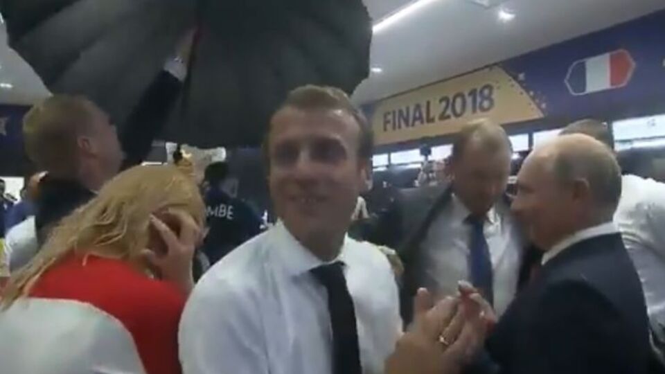 Путина спрятали под зонтом от брызг шампанского