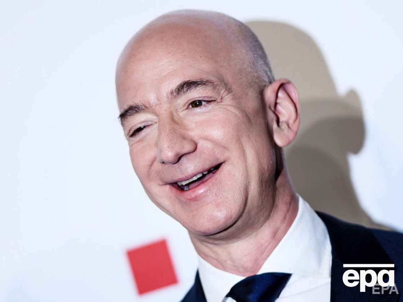 Безос стал самым богатым человеком в современной истории