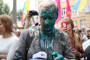 Шабуніна облили зеленкою
