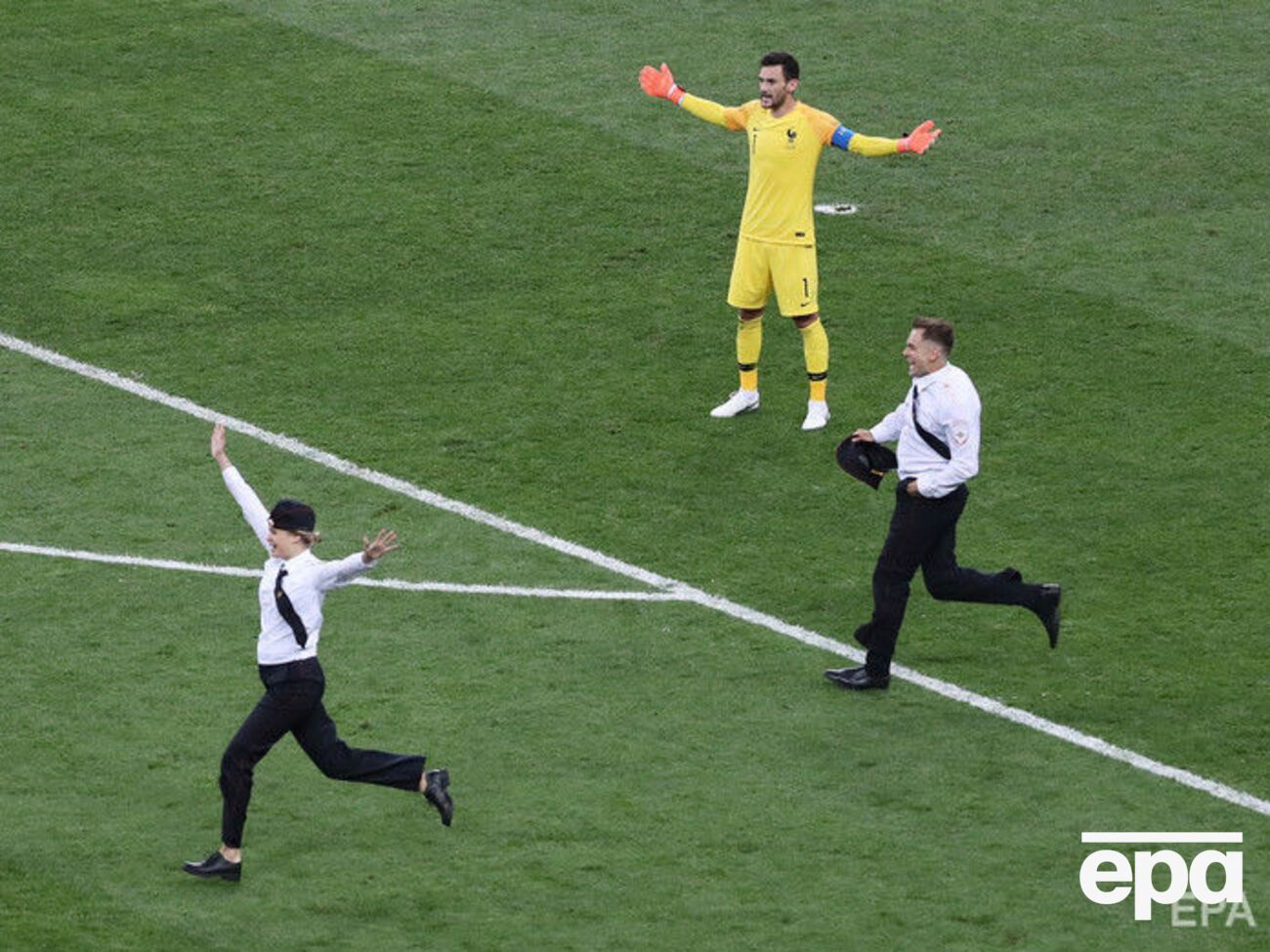 Учасники Pussy Riot пробігають повз воротаря збірної Франції Уго Льоріса під час фіналу чемпіонату світу