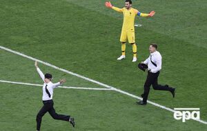 Учасники Pussy Riot пробігають повз воротаря збірної Франції Уго Льоріса під час фіналу чемпіонату світу