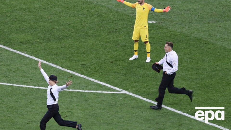 Участники Pussy Riot пробегают мимо вратаря сборной Франции Уго Льориса во время финала чемпионата мира