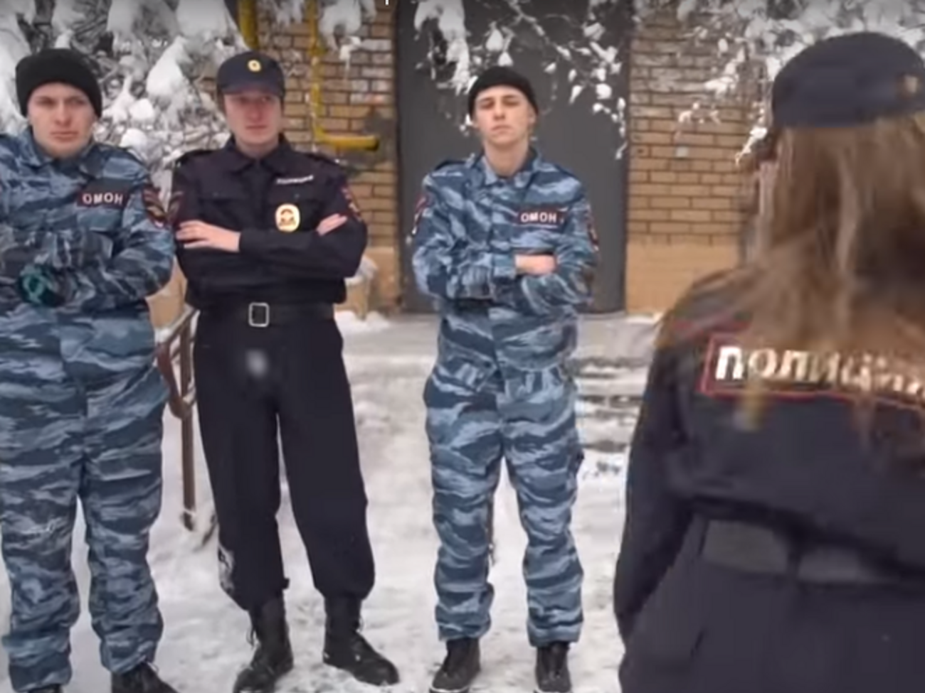 У кліпі учасники Pussy Riot одягнені у форму російської поліції