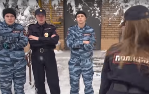 У кліпі учасники Pussy Riot одягнені у форму російської поліції