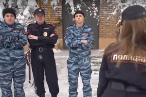 У кліпі учасники Pussy Riot одягнені у форму російської поліції