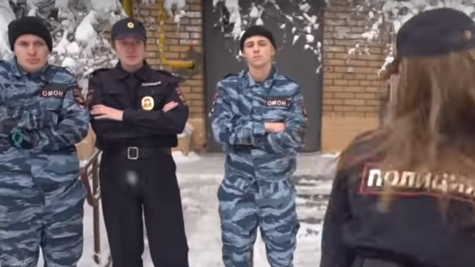 В клипе участники Pussy Riot одеты в форму российской полиции