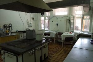 Специалисты отобрали для анализа образцы пищи, которой кормили детей в лагере