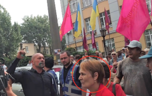 Жінка брала участь у мітингу під САП