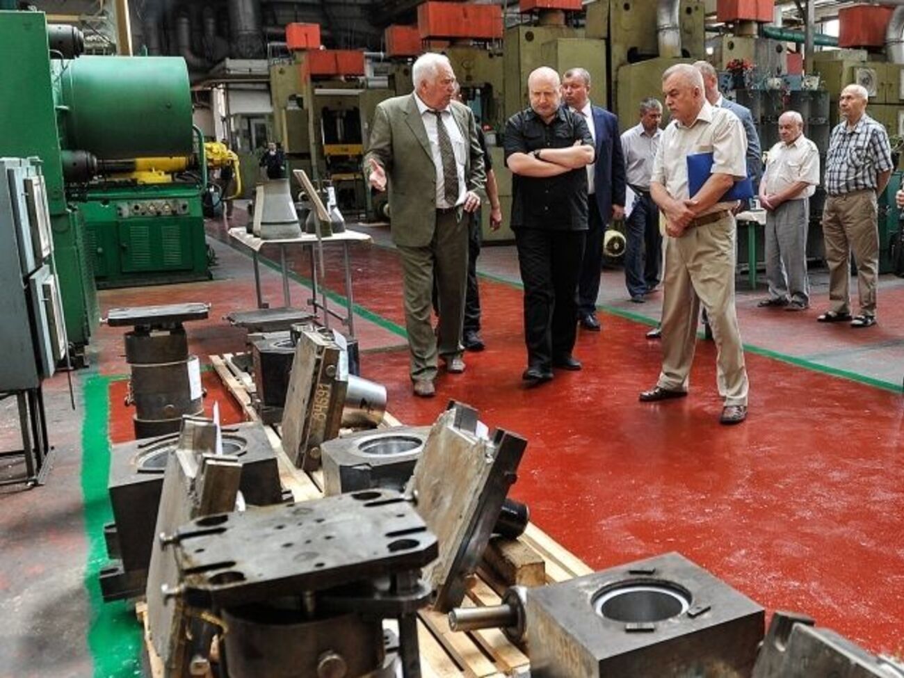 Турчинов побывал на заводе по производству и модернизации ракетных систем