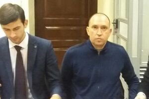 Правоохранители утверждают, что Альперин якобы предлагал заплатить $800 тыс. за снятие ареста со счетов подконтрольных ему предприятий