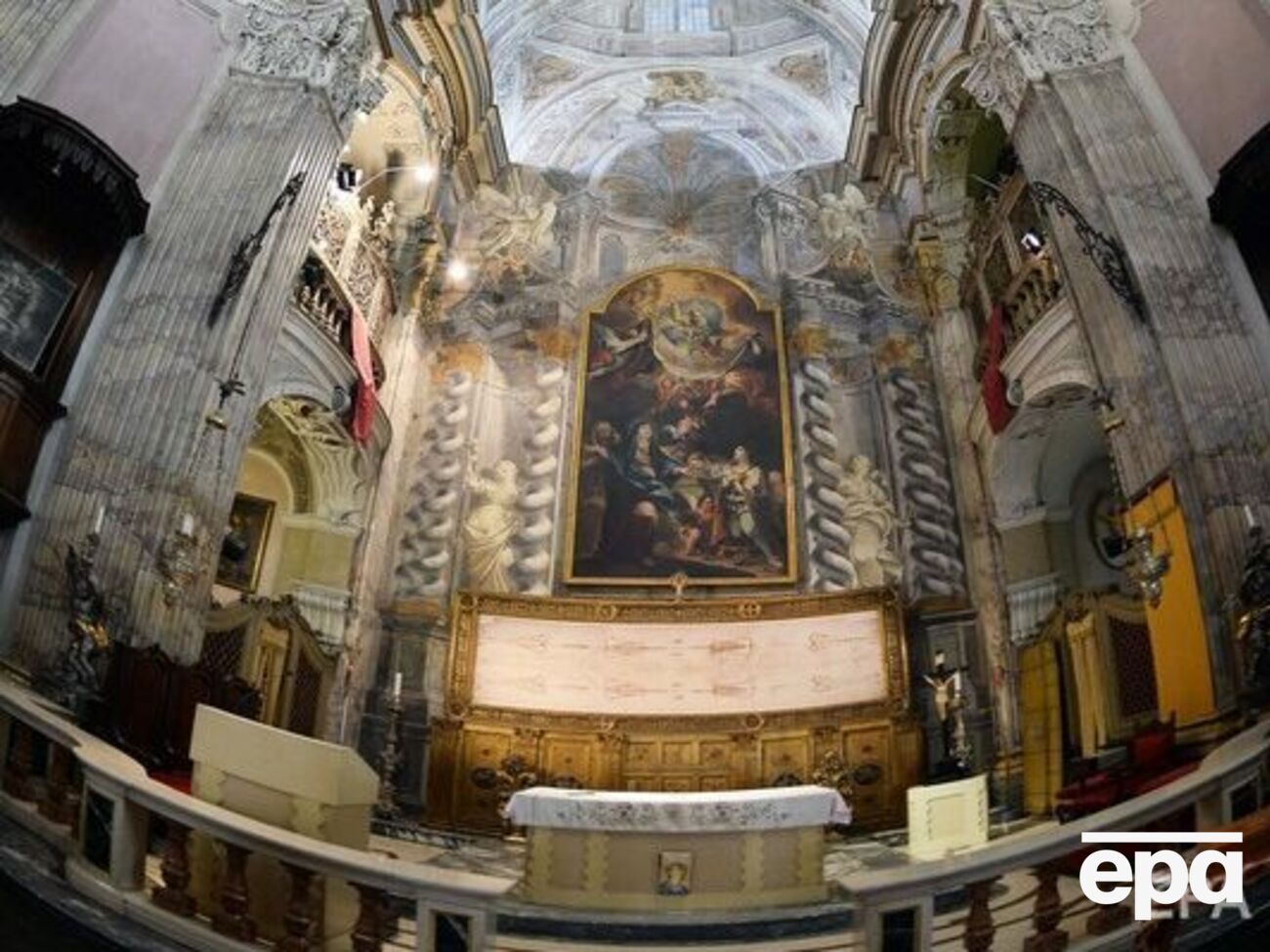 Плащаница хранится в храме в Турине