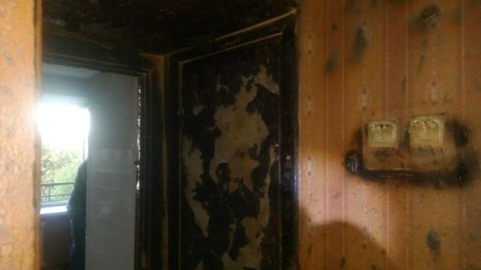 Из-за взрыва поврежден подъезд дома