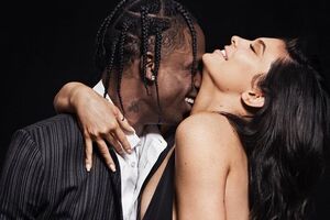 Дженнер позировала в объятиях Скотта