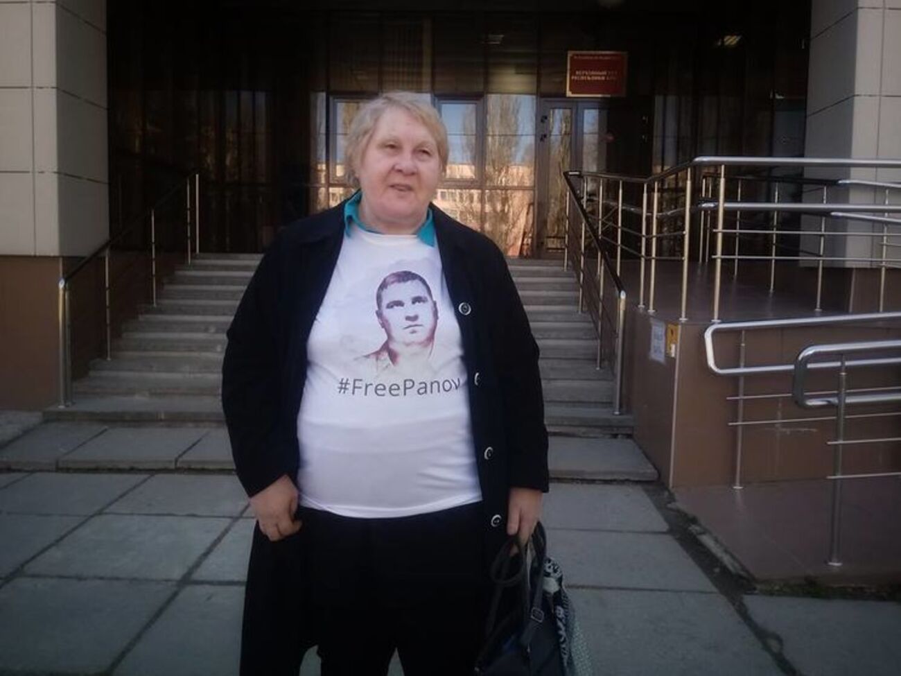 Мати Панова зауважила, що передавати синові ліки досить складно