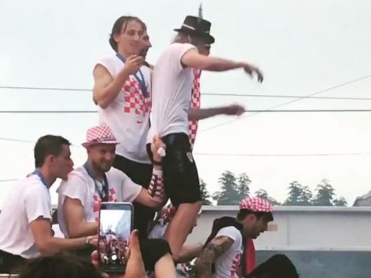 Субашич еще какое-то время продолжал придерживать Виду за футболку