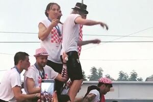 Субашич еще какое-то время продолжал придерживать Виду за футболку