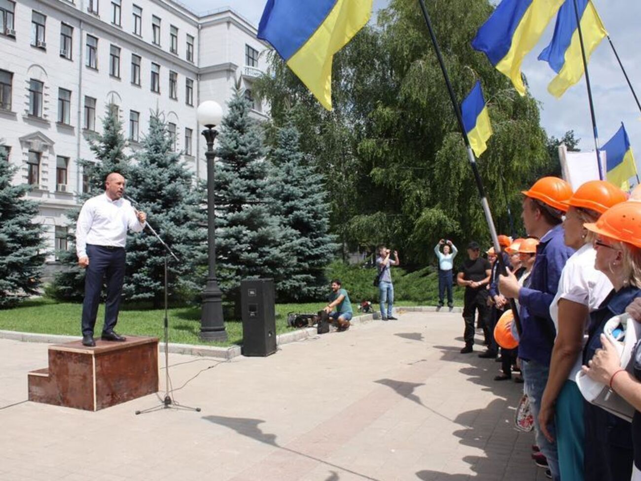 Сотрудники "ДнепрАзота" провели митинг у Днепропетровского облсовета