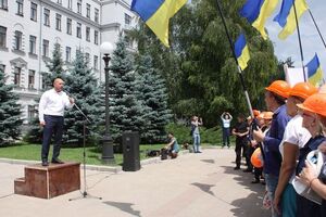 Сотрудники "ДнепрАзота" провели митинг у Днепропетровского облсовета