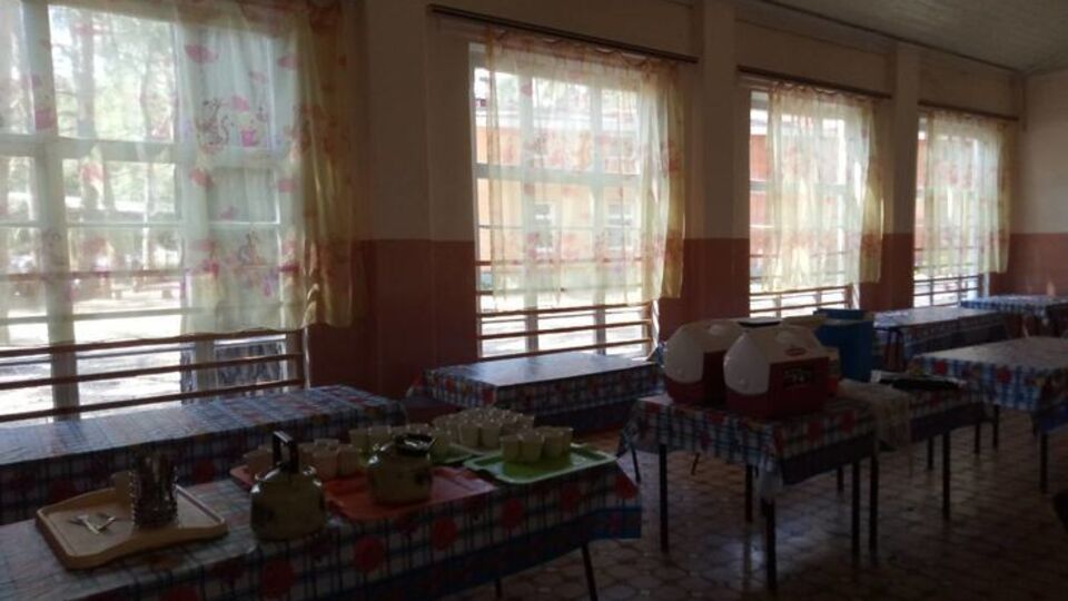 При обследовании пищеблока лагеря специалисты нашли ряд нарушений санитарных норм