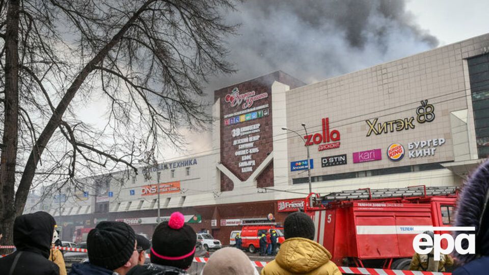 Будівлю торгового центру почали розбирати