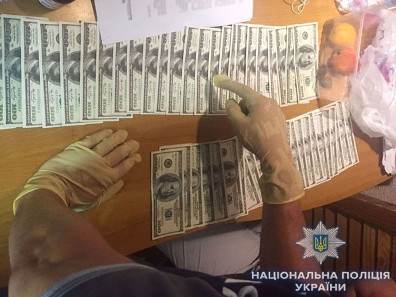 Слідчі знайшли конверти із грішми, на яких було написано прізвища абітурієнтів