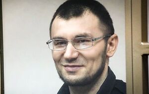 Куку вживає поживні суміші і проходить медичні процедури