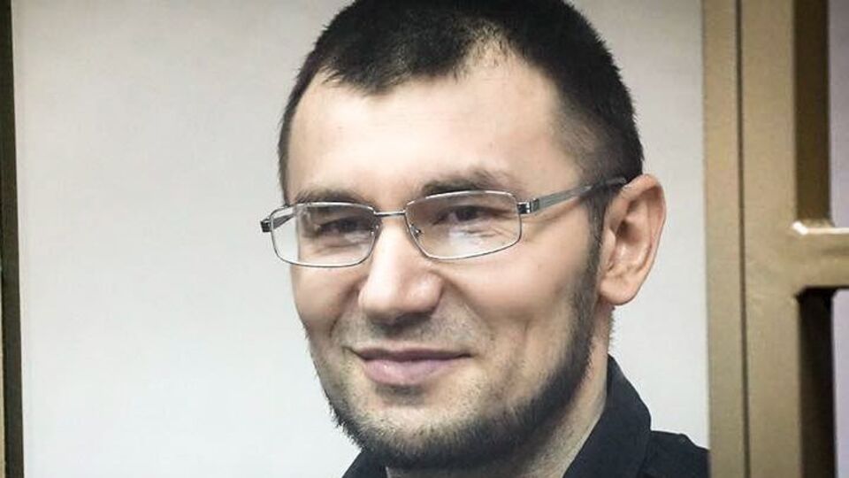 Куку вживає поживні суміші і проходить медичні процедури