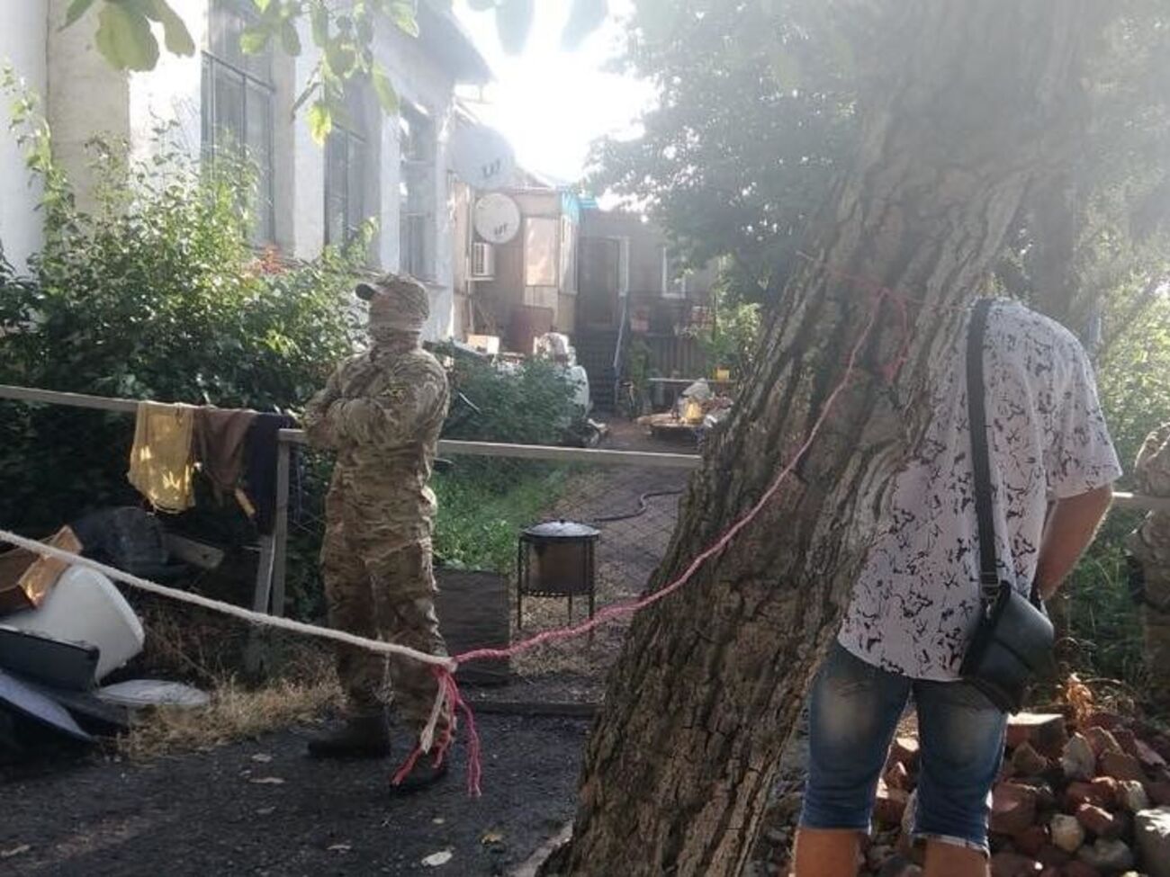 У будинку Алієвих здійснюють обшук