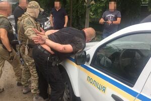 Правоохоронці затримали поліцейського на пункті приймання металобрухту під час отримання чергового хабара