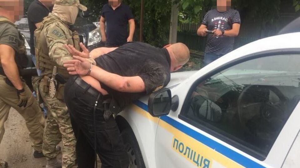 Правоохранители задержали полицейского на пункте приема металлолома при получении очередной взятки